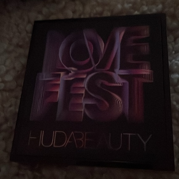 Huda Beauty Eyeshadow Pallette, Lovefest Obsessions, new in package - Picture 2 of 3